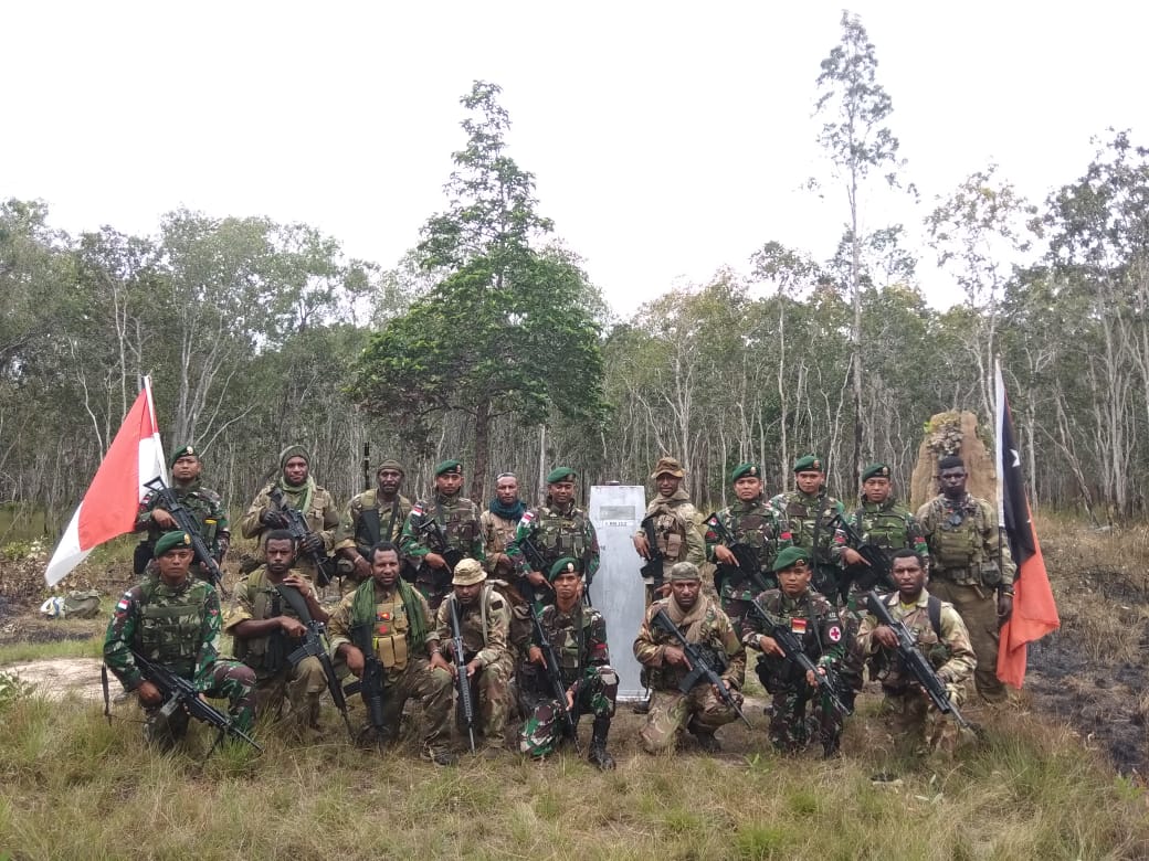 Prajurit TNI Satgas Pamtas Yonif 411 Kostrad Patroli Patok Bersama Tentara PNG