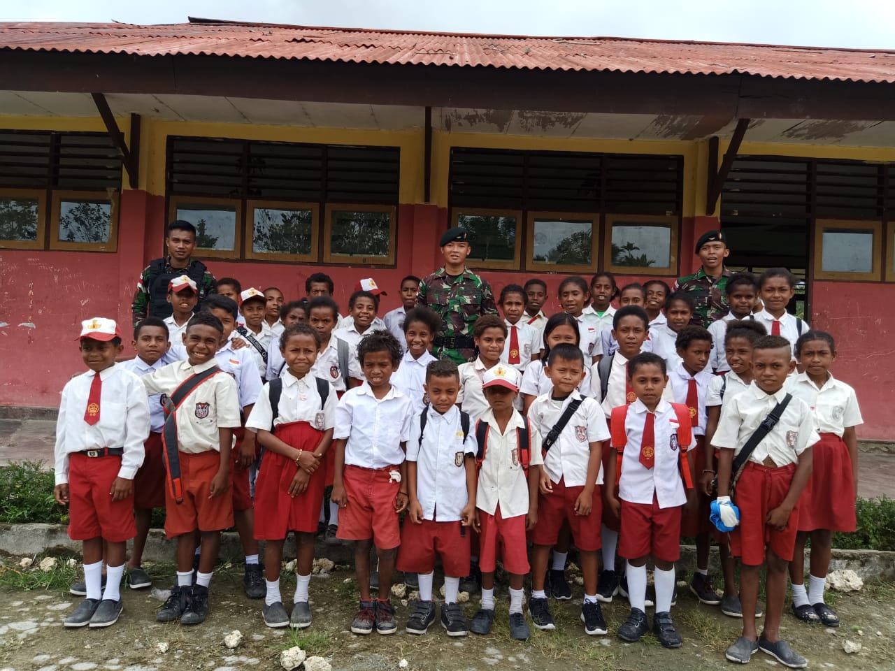Satgas Raider 300 Mengenal Lebih Dekat Anak Papua