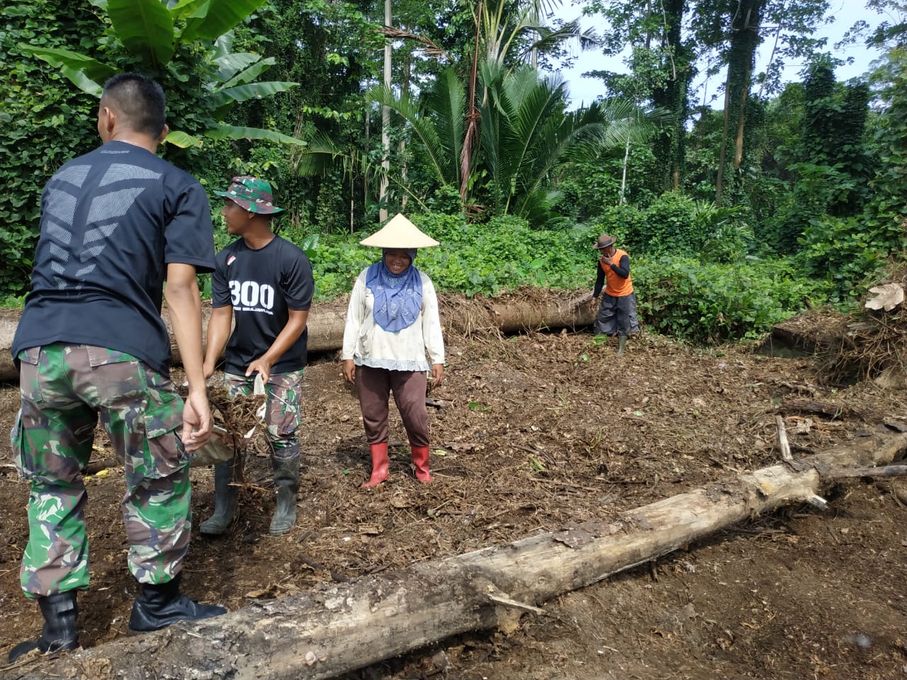 Satgas Raider 300 Bantu Masyarakat Buka Lahan Untuk Tanam Kakao