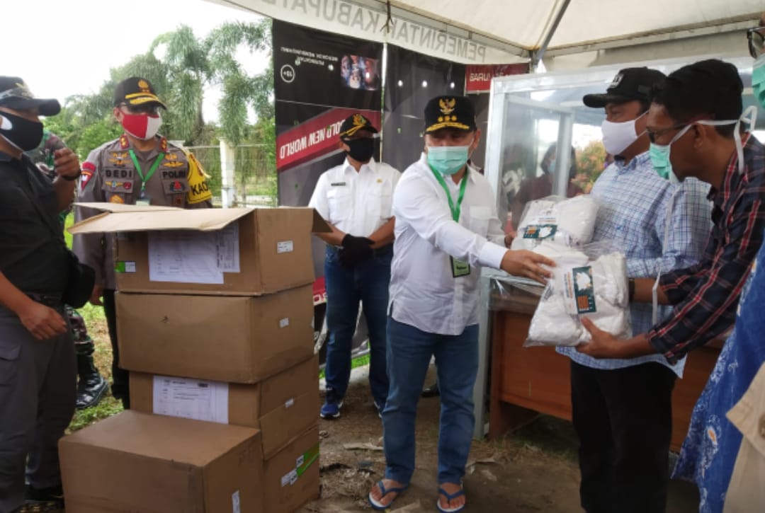 Gubernur Serahkan Bantuan 5000 Pcs Masker di Pulang Pisau
