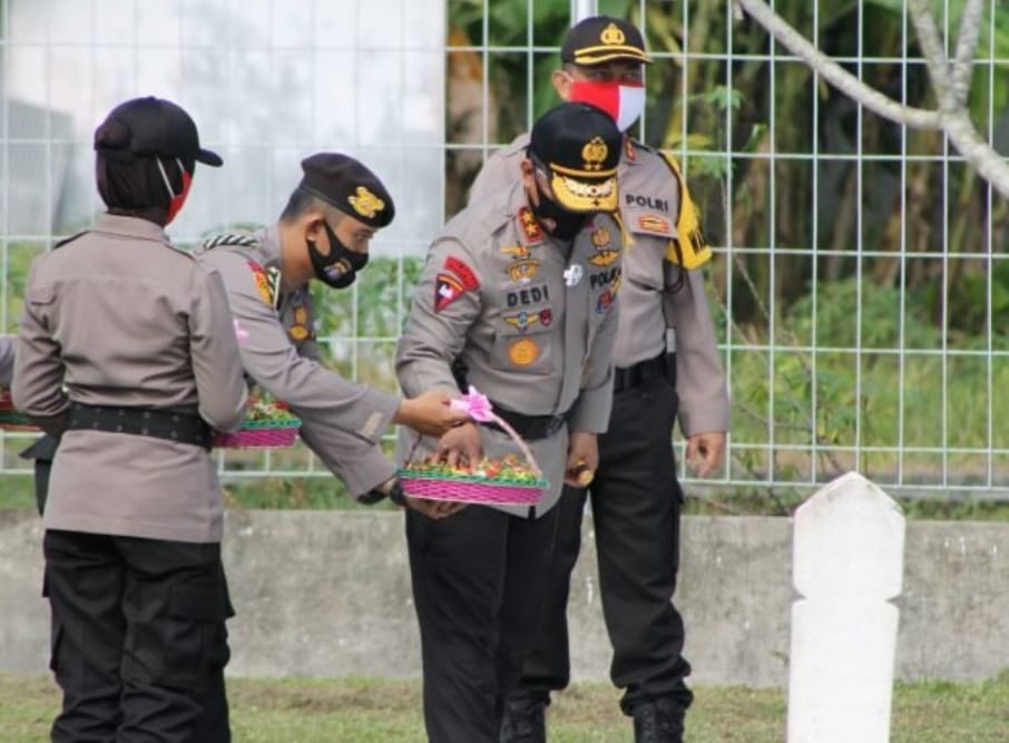 Polda Kalteng Ziarah Ke TMP Sanaman Lampang, Rangka Hari Bhayangkara Ke 74.