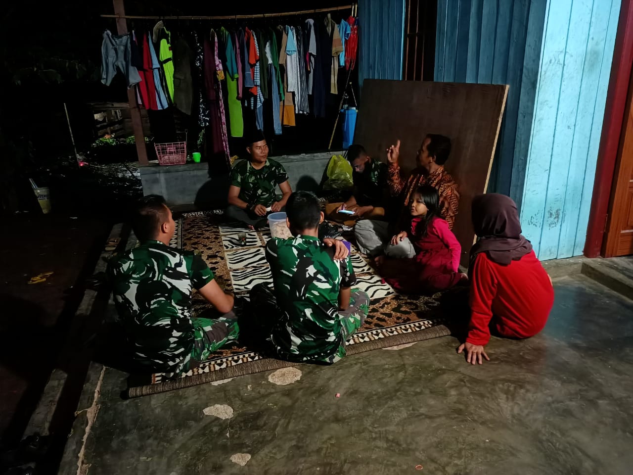 Pererat Tali Silaturahmi, Satgas TMMD Anjang Sana Ke Rumah Warga