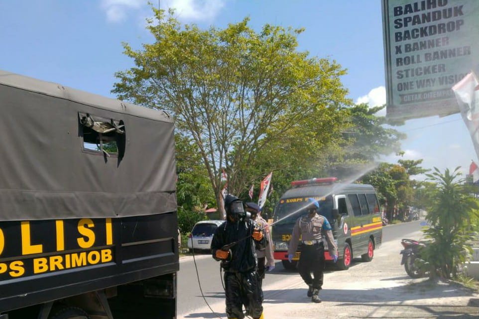 Cegah Penyebaran Covid-19, Unit KBR Lakukan Penyemprotan Disinfektan Pasar Kameloh Kota Palangka Raya