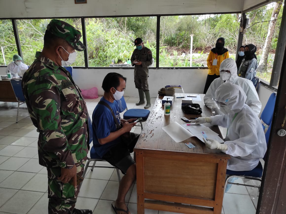 Cegah Penyebaran Virus Corona, 38 Pedagang Tumbang Tahai Jalani Rapid Test Di Kantor Balai Basara
