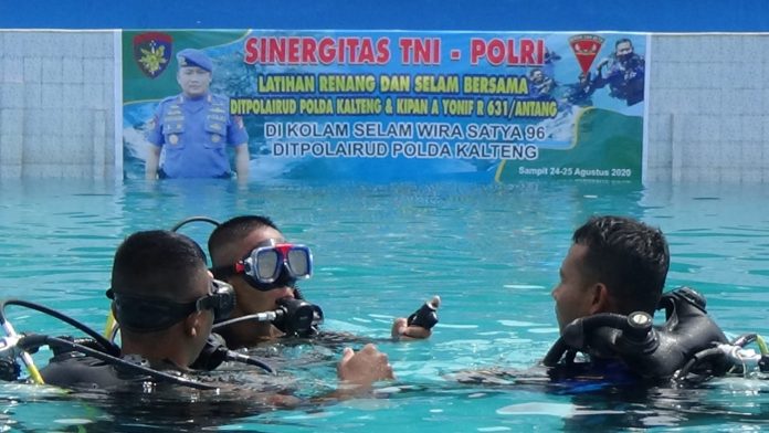 TINGKATKAN SINERGITAS, TNI-POLRI GELAR LATIHAN RENANG DAN SELAM BERSAMA