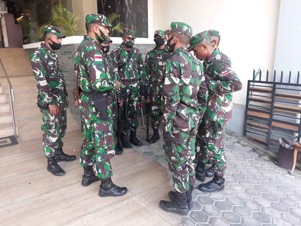 Usai Diancam Bupati, Kolonel Yoram Adoe Dikawal Prajurit TNI AD Sampai ke Bandara Mali