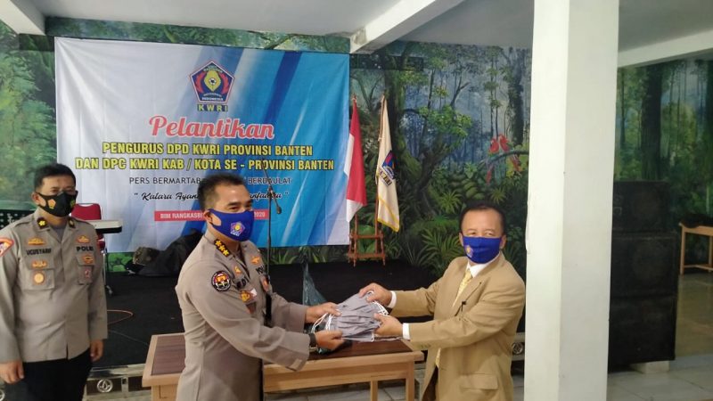 Cegah Penyebaran Covid-19, Kabid Humas Polda Banten Bagikan Masker di Pelantikan Pengurus KWRI