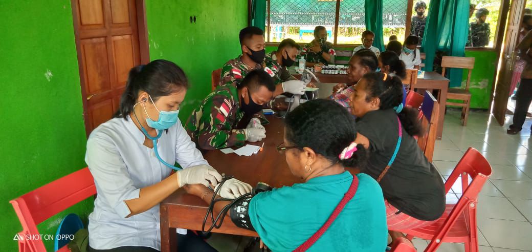 Pengabdian di Tapal Batas, Satgas Yonif Raider 100/PS Adakan Pengobatan Gratis dan Sembako