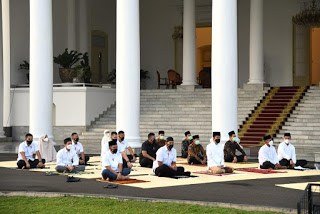 Presiden Joko Widodo Bersama Ibu Negara Shalat Idulfitri Di Halaman Istana Kepresidenan Bogor.