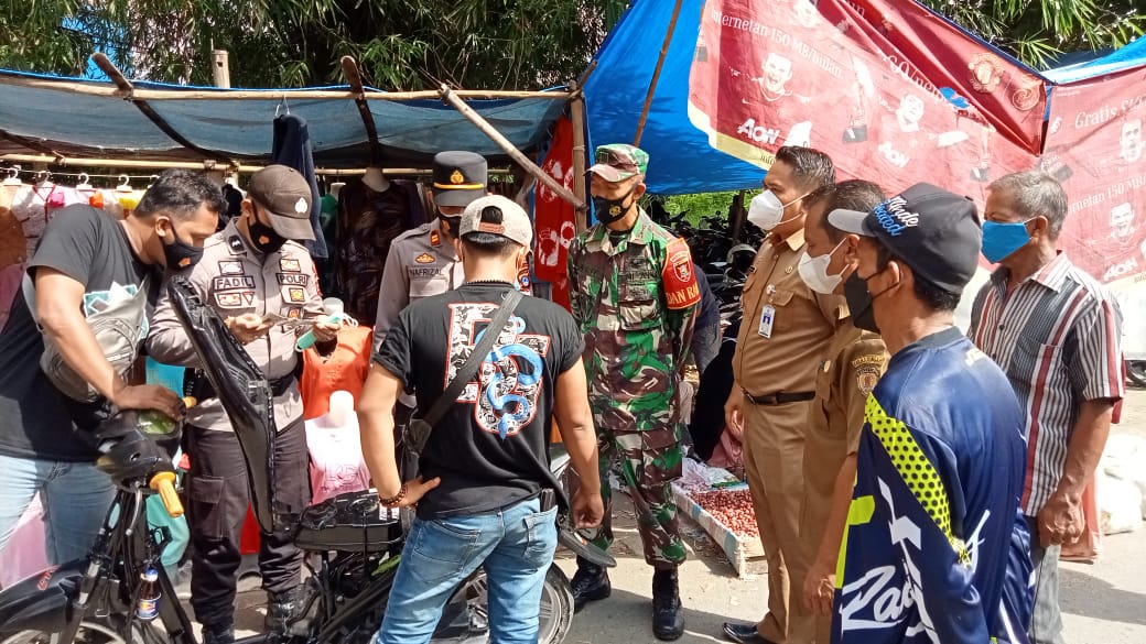 Pilar LAS Lakukan Operasi Yustisi di Pasar Pantai Hambawang