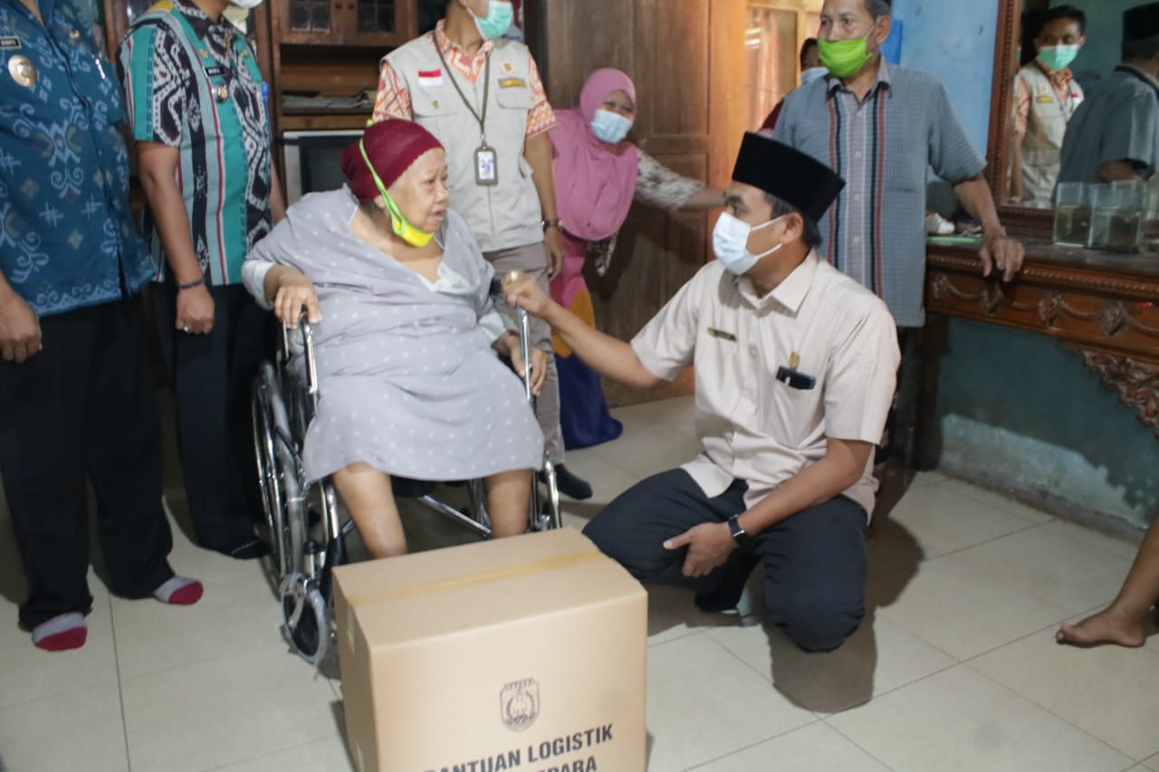 Ketua DPRD Jepara Serahkan Bantuan Kursi Roda Kepada PMKS