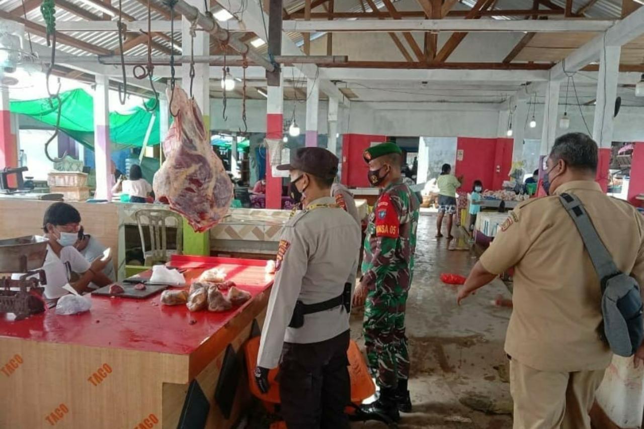 Babinsa Ajak Pedagang dan Warga, Patuhi Prokes  Di Pasar Karang Mulya