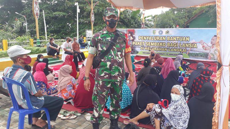 Babinsa Dampingi Penyaluran 150 Paket Sembako Kelurahan Langkai Kepada Kaum Lansia
