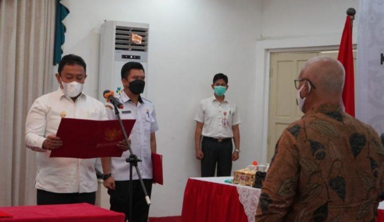 Wagub atas nama Gubernur Kalteng Lantik Komisaris Utama PT. Bank Kalteng Periode 2022-2026