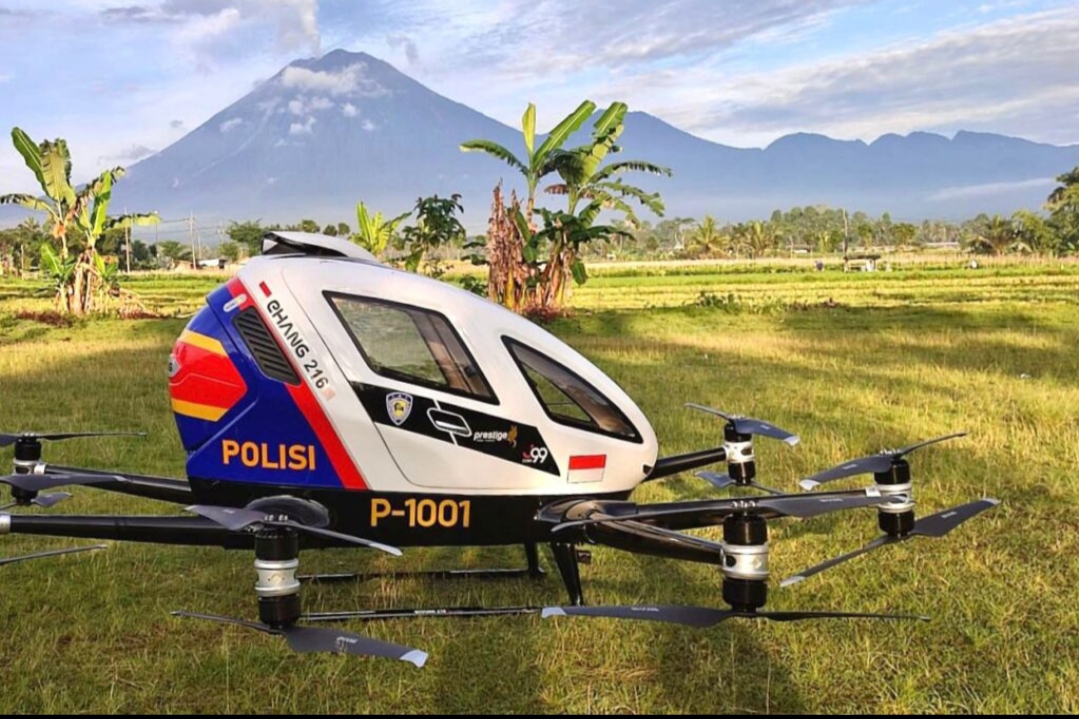 POLRI Bantu Petakan Wilayah Gunung Semeru Gunakan Drone E-Hang 216