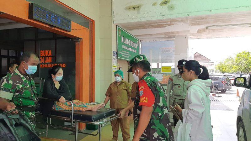Implementasikan 8 Wajib TNI, Babinsa Koramil Pahandut Evakuasi Warga Yang Sakit
