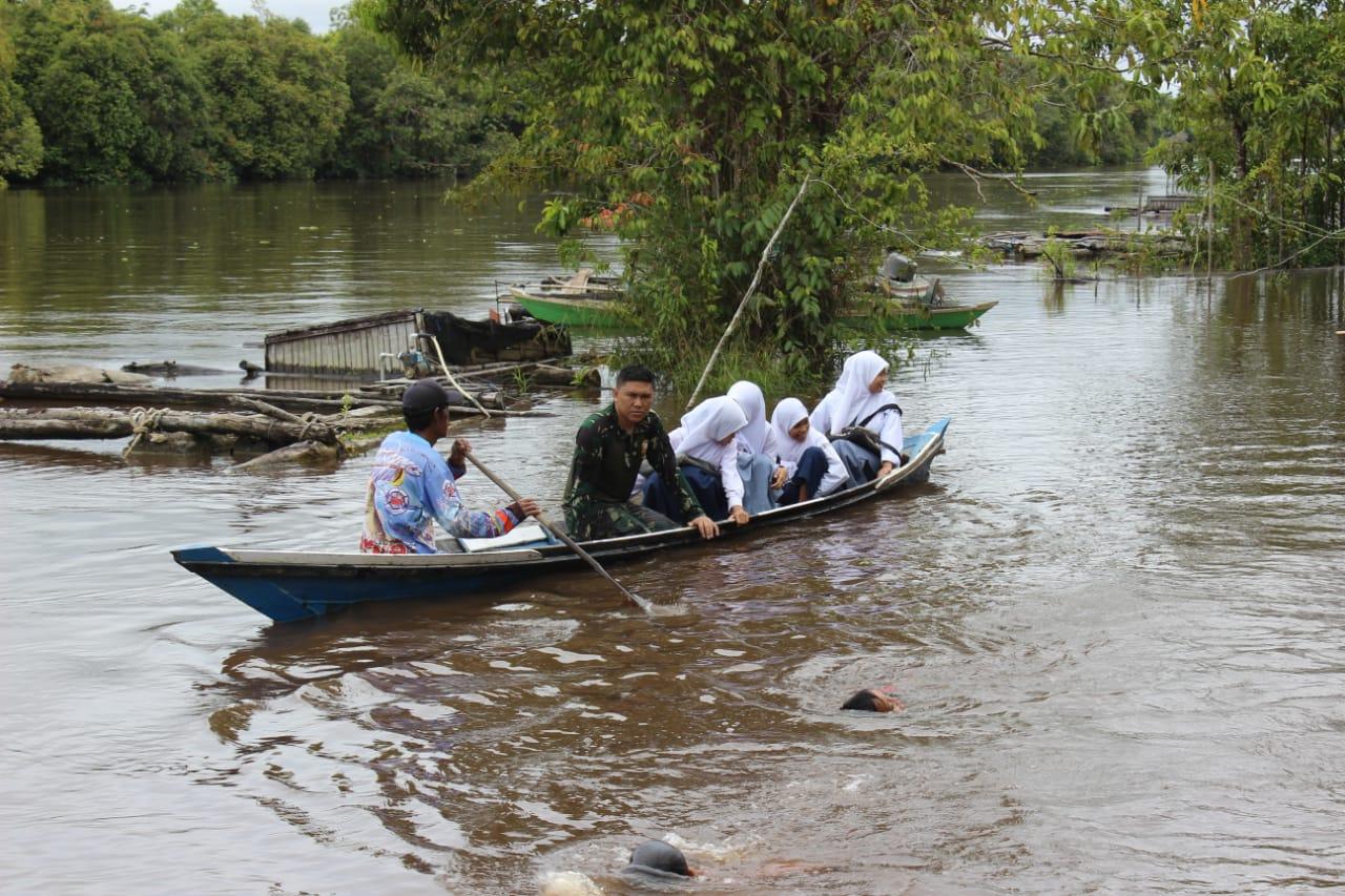 Tim Satgas TMMD Kodim Palangka Raya, Bantu Pelajar Seberangi Sungai Menuju Sekolah