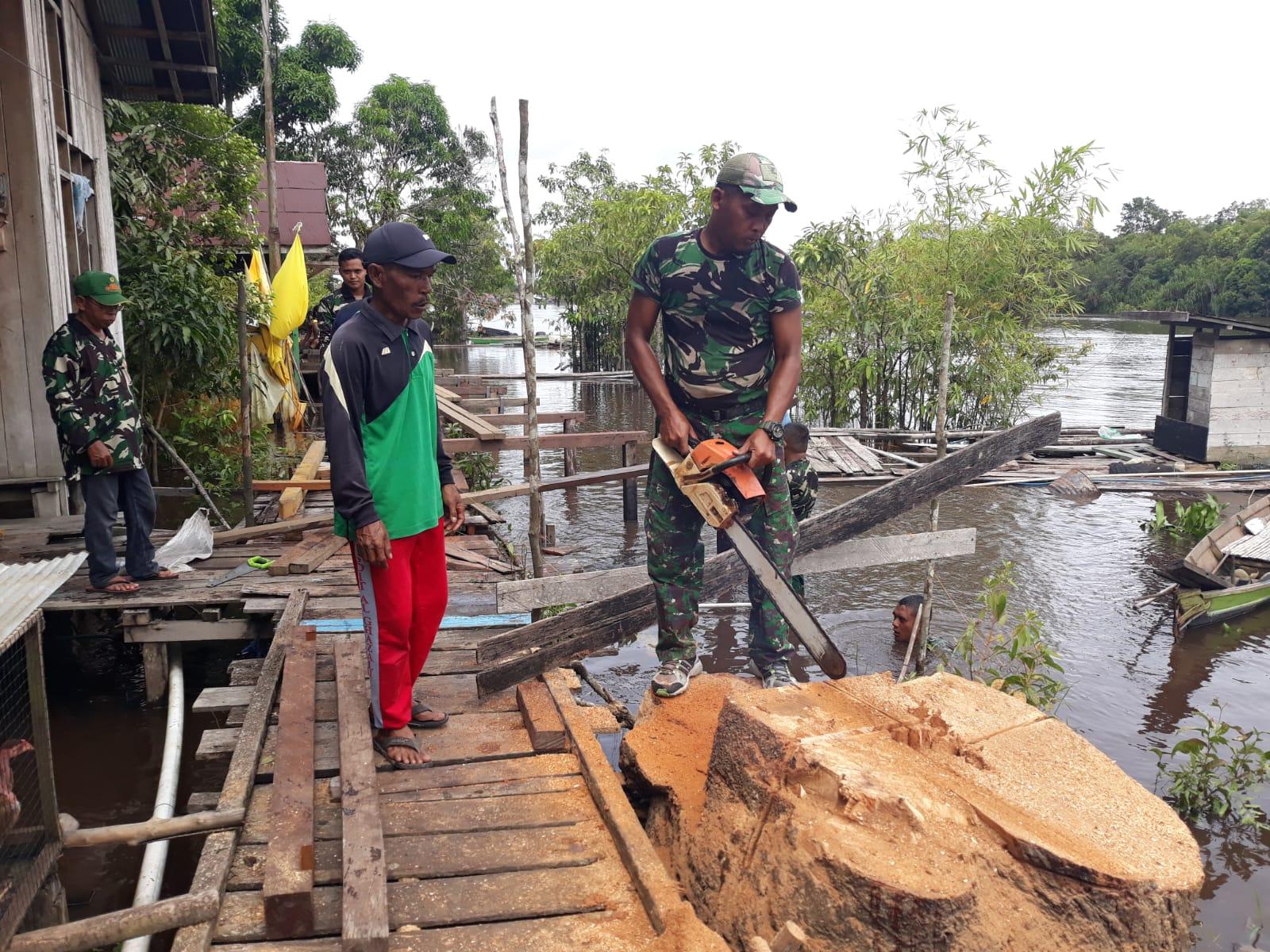 Satgas TMMD Bersama Warga Gotong Royong Potong Pohon Demi Kelancaran Pembangunan Jembatan Titian