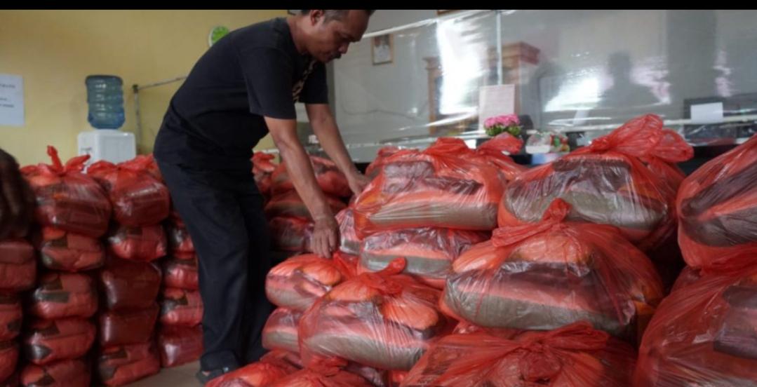 500 Paket Sembako Murah Untuk Warga Kelurahan Langkai