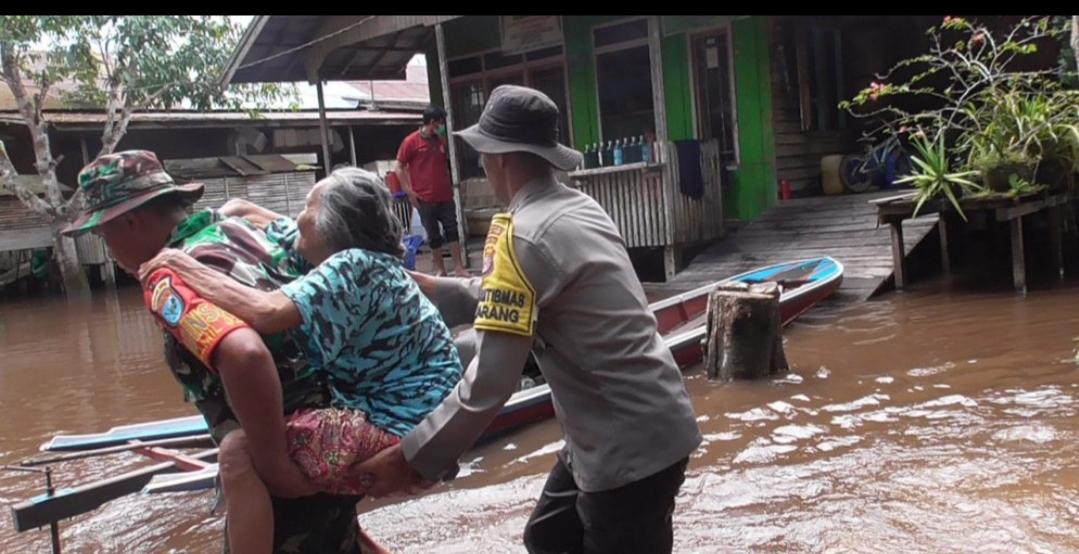 BPBD Bersama TNI-Polri Evakuasi Lansia Terdampak Banjir