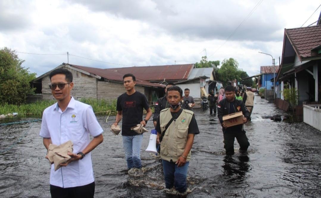 Relawan BRP Kolaborasi BPC HIPMI Palangka Raya Bagikan Nasi Bungkus Untuk Warga Terdampak Banjir