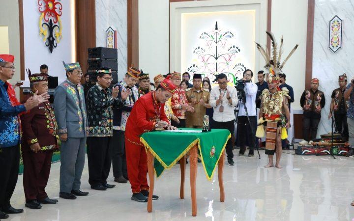 Gubernur Kalteng H. Sugianto Sabran  Hadiri Hasupa Hasundau Saksikan  Penandatanganan Ikrar Bersama DAD Se-Kalteng