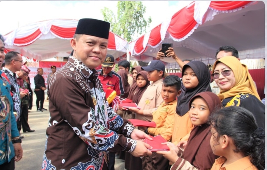 Pj Bupati Barsel Bagikan Bendera Merah Putih Kepada Seluruh Elemen Masyarakat