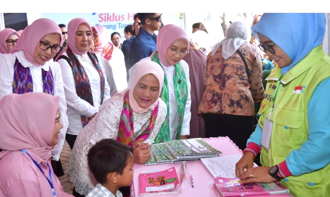 Kunjungan ke Posyandu, Ibu Iriana dan Ibu Wury Tinjau Program Vaksin untuk Anak