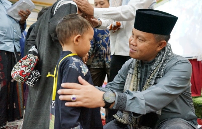 Pj Bupati Barsel Berikan Santunan di Hari Anak Yatim Sedunia