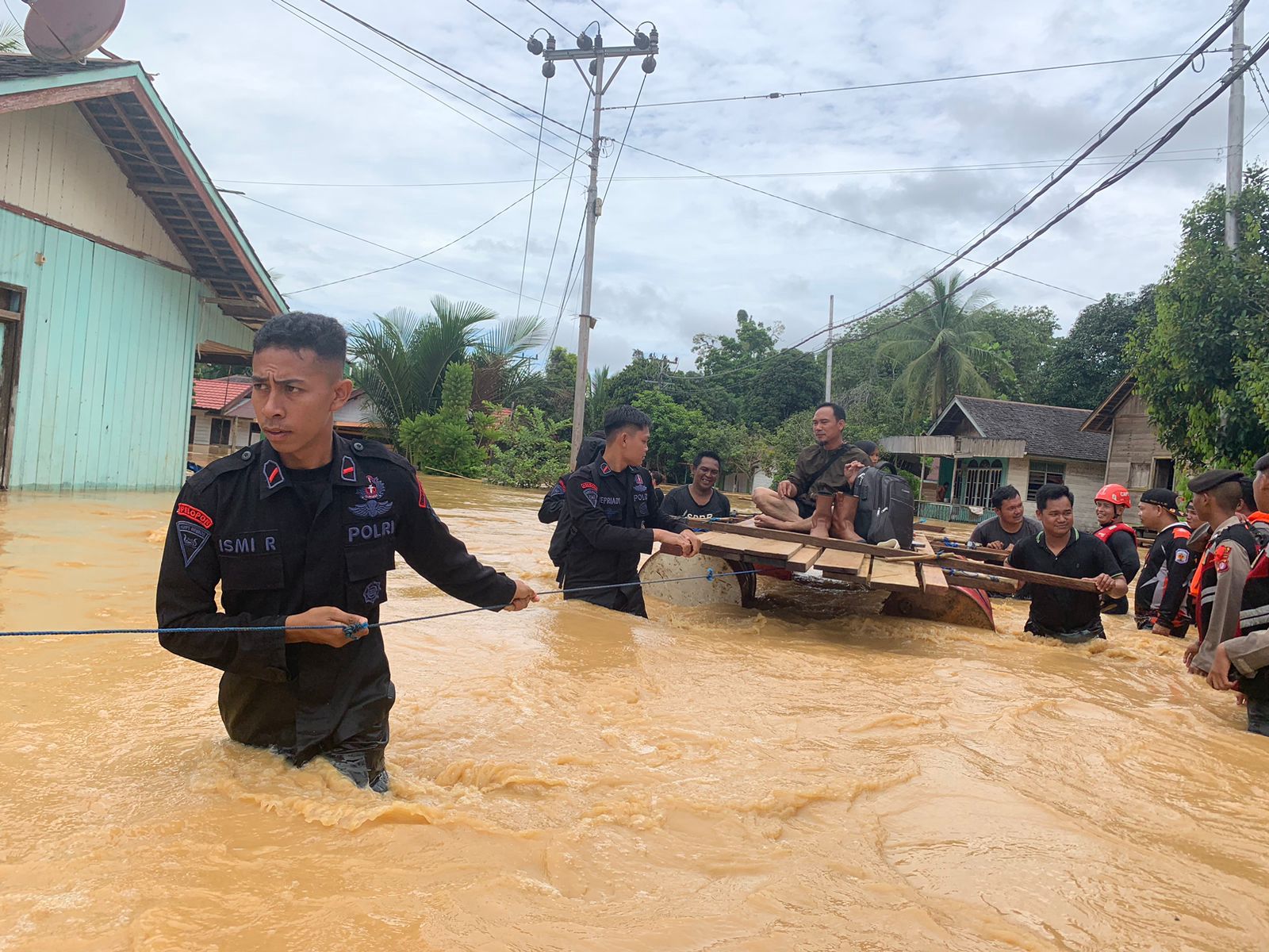 SAR Brimob Kalteng Evakuasi Masyarakat Di Landa Banjir Wilayah Murung Raya