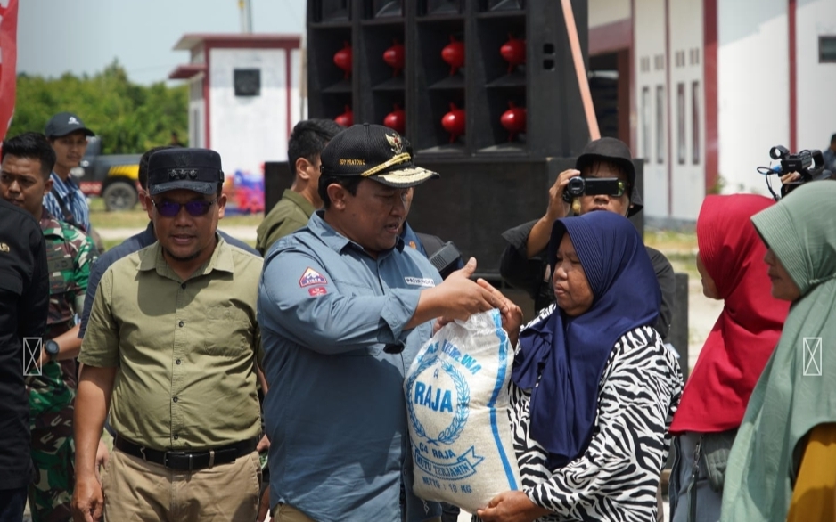 Wagub Kalteng Edy Pratowo Serahkan Bantuan Paket Sembako 