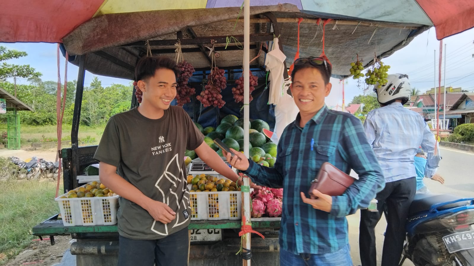 Buah Mangga Muda Di Mura Laris Manis dan Banyak Peminatnya.