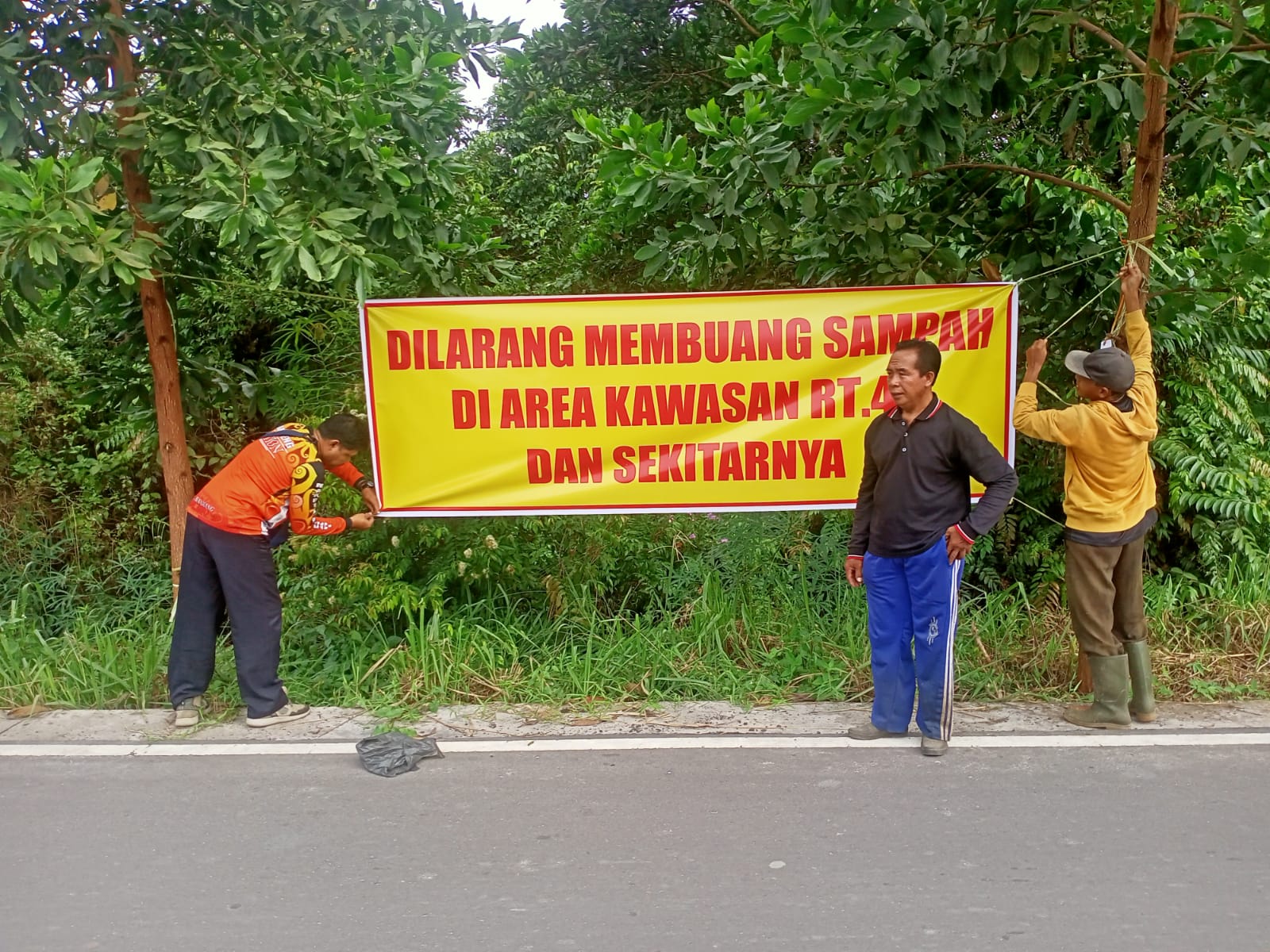 Kelurahan Baamang Tengah Lakukan Kegiatan Jumat Bersihdi Jalan Walter Contrad