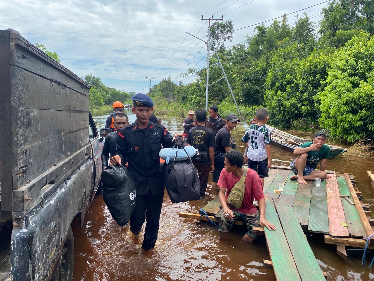 Personel Satbrimob Polda Kalteng Gerak Cepat Evakuasi Warga Korban Banjir