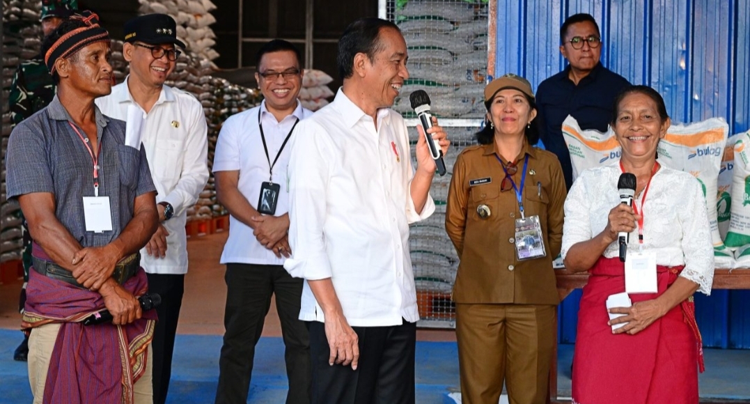 Presiden Jokowi Tinjau Penyaluran Beras di Gudang Bulog Kampung Baru, Sumba Barat