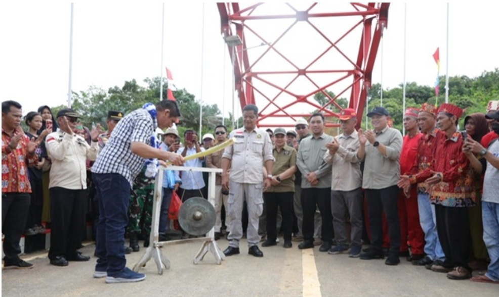 Gubernur Kalteng Melalui Kepala Bapenda Resmikan Jembatan Tumbang Manjul di Kecamatan Seruyan Hulu