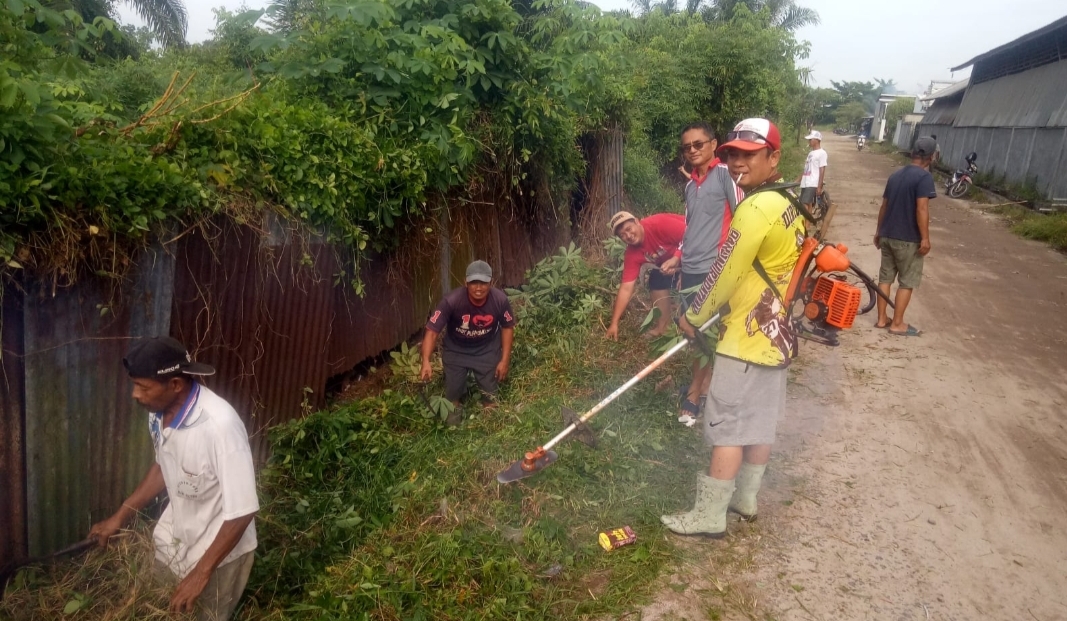 Jaga Kebersihan di Lingkungan Perumahan Bukit Permai, Ketua RT 17/01 Ajak Warganya Gotong Royong di Jalan Setia Kawan